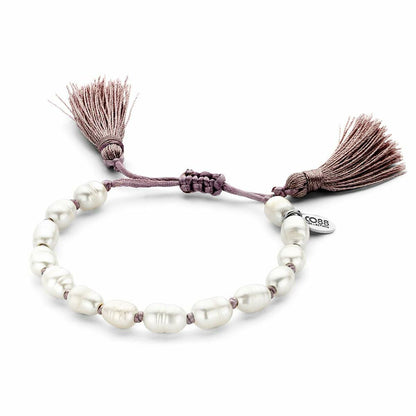 Detail van de CO88 Collection armband met parelachtige kralen en stijlvolle franjes.