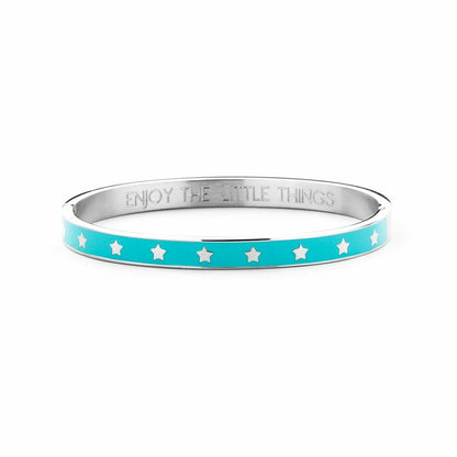 Detail van de zilverkleurige CO88 Collection armband met blauwe sterretjes en inscriptie.