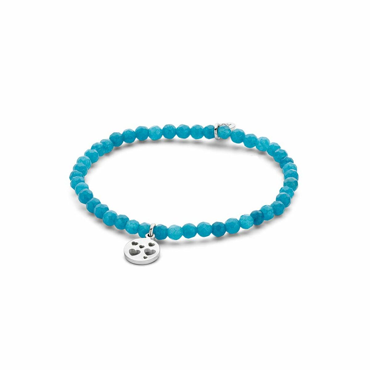 Close-up van de blauwe CO88 Collection armband met ronde kralen en een zilveren bedel.