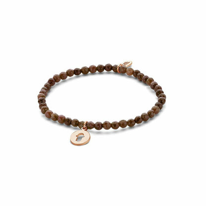 Detail van de bruine CO88 Collection armband met elegante kralen en een gouden hanger.