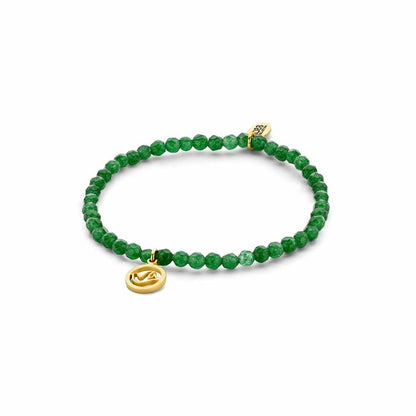 Detail van de groene CO88 Collection armband met gouden hanger en facet geslepen kralen.