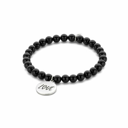 Detail van de zwarte CO88 Collection armband met een charm met het woord 'LOVE'.