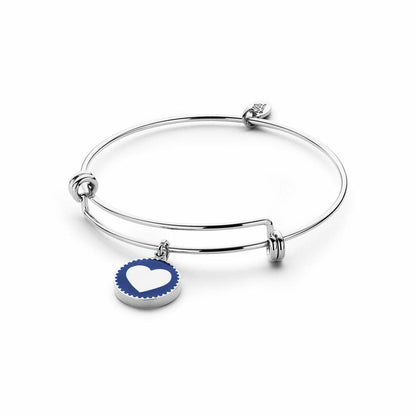 Zilverkleurige CO88 Collection armband met een hartvormige bedel in detailweergave.