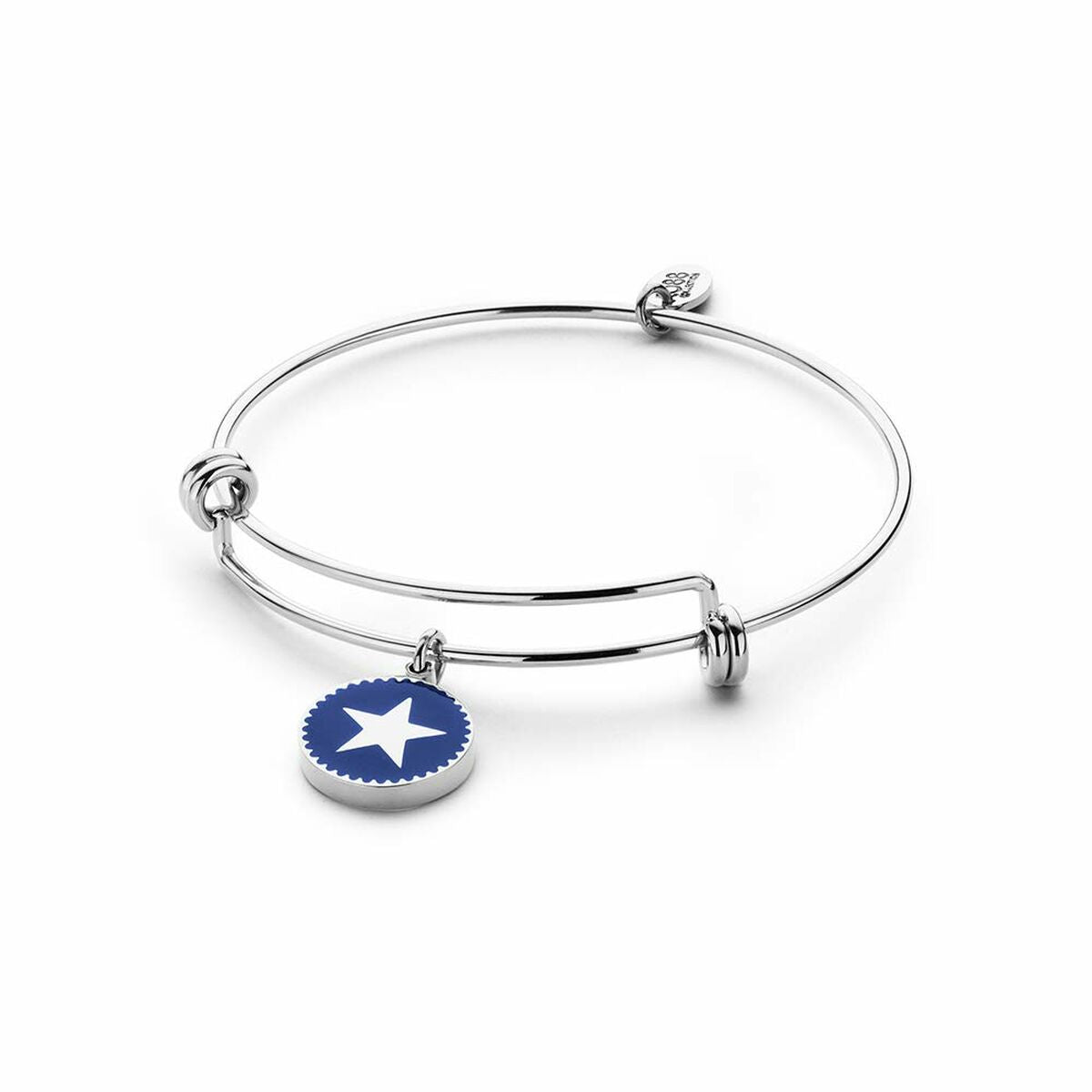 Detail van de zilverkleurige CO88 Collection armband met een blauwe ster en elegante sluiting.