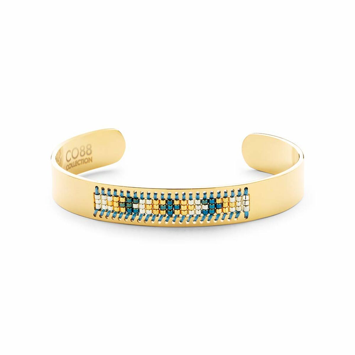 Detail van de CO88 Collection gouden armband met kleurrijke kralen in een verfijnd patroon.