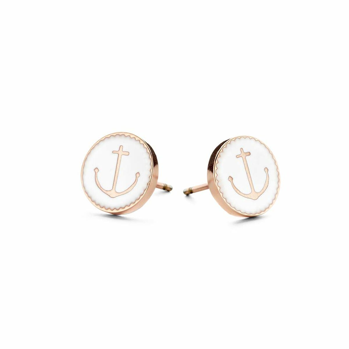 Detail van de CO88 Collection oorbellen in wit met roze gouden ankerontwerp.