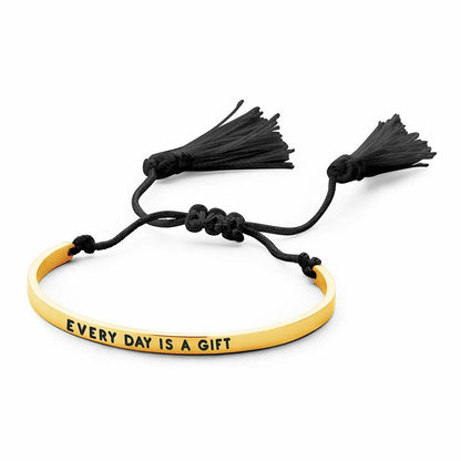 Detail van de CO88 Collection gouden armband met zwarte franjes en de tekst "EVERY DAY IS A GIFT".