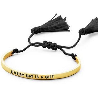 Gouden CO88 Collection armband met zwarte franjes en de tekst "EVERY DAY IS A GIFT".