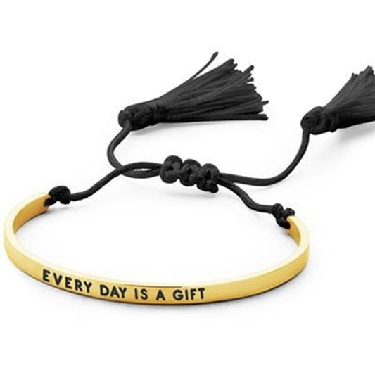 Gouden CO88 Collection armband met zwarte franjes en de tekst "EVERY DAY IS A GIFT".