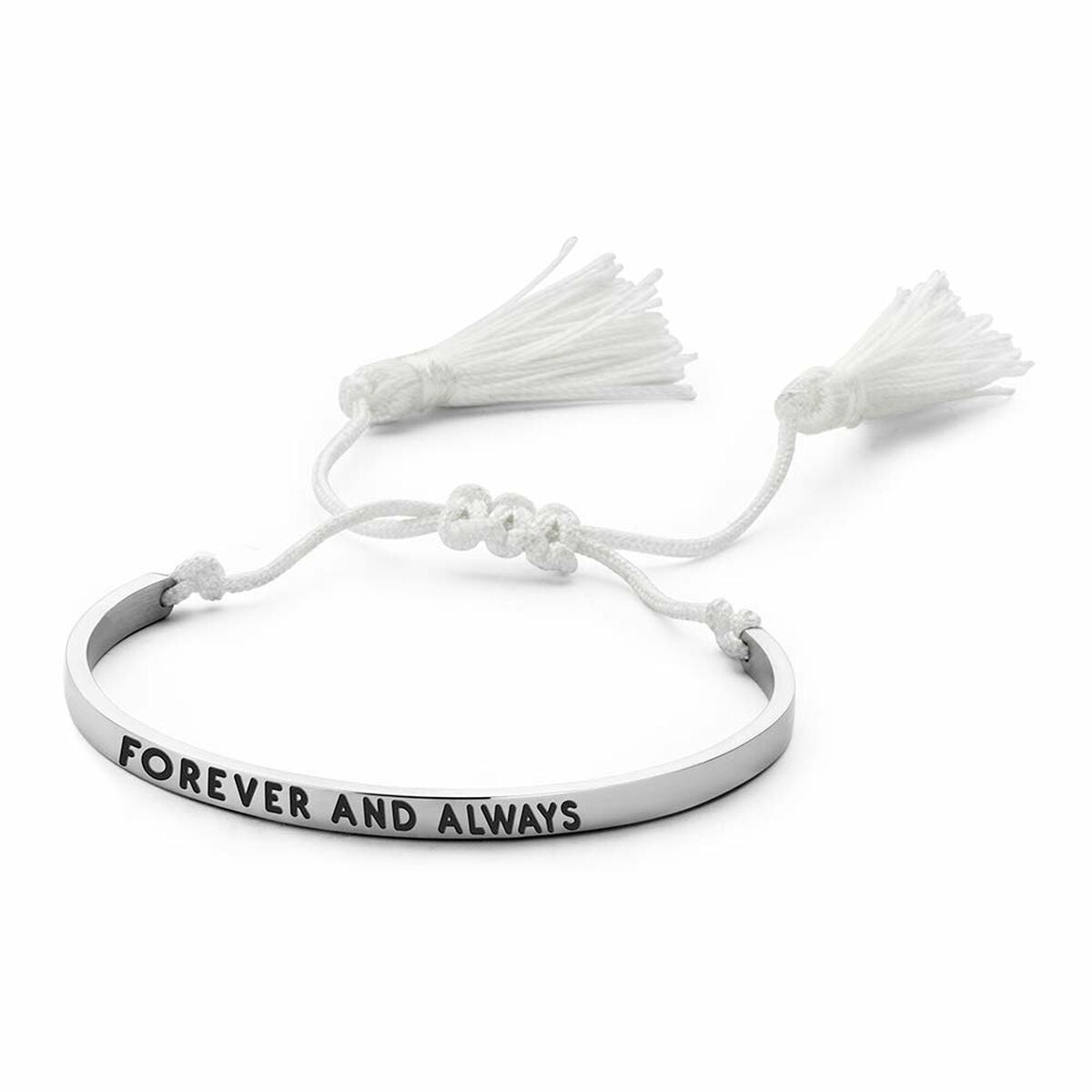 Detail van de witte CO88 Collection armband met de tekst "Forever and Always" en franjes.