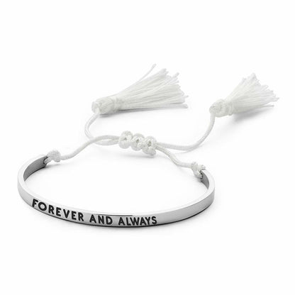 Detail van de witte CO88 Collection armband met de tekst "Forever and Always" en franjes.