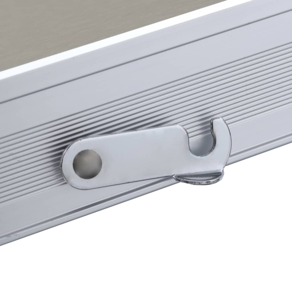 Detail van de sluiting van de vidaXL inklapbare campingtafel, met metalen haak.