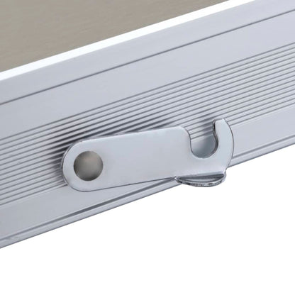 Detail van de sluiting van de vidaXL inklapbare campingtafel, met metalen haak.