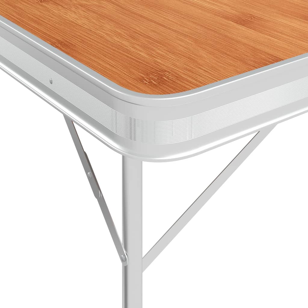 Detail van het MDF tafelblad met een bruin houten uitstraling en aluminium rand.