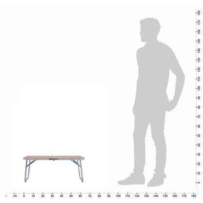 Detail van de vidaXL campingtafel in bruin, met silhouet van een staande persoon voor schaal.