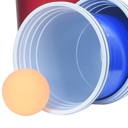 Detail van de blauwe en witte bekers met een oranje bierpongbal van vidaXL.