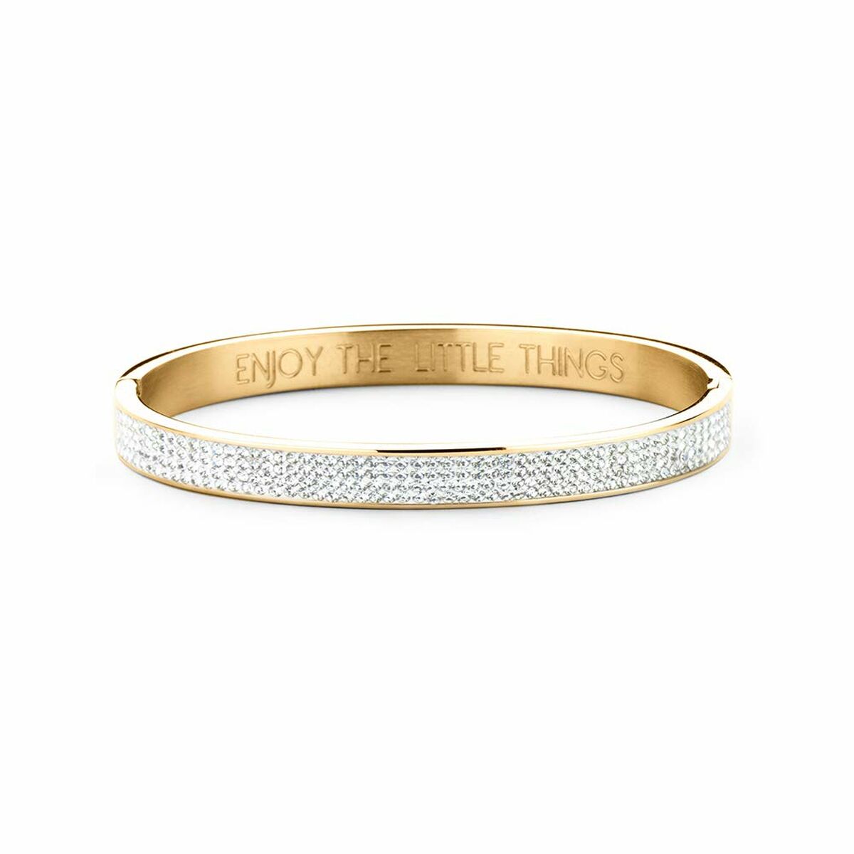 Detail van de CO88 Collection gouden armband met sprankelende steentjes en gravure.