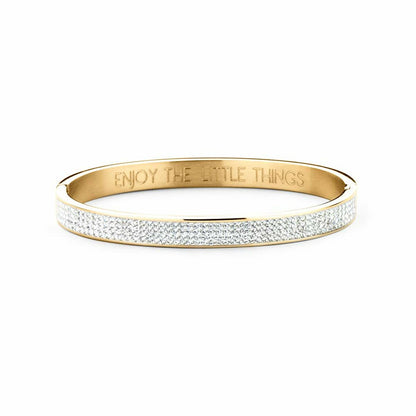 Detail van de CO88 Collection gouden armband met sprankelende steentjes en gravure.