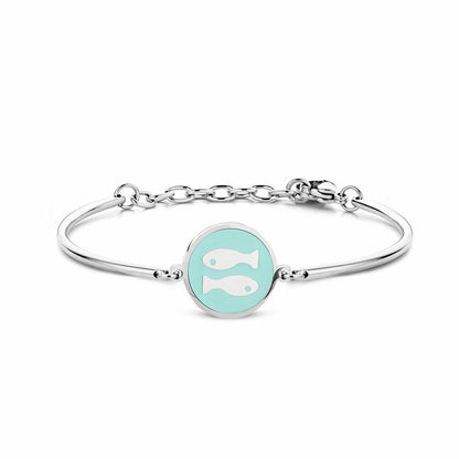 Detail van de zilverkleurige CO88 Collection armband met een turquoise visdesign.