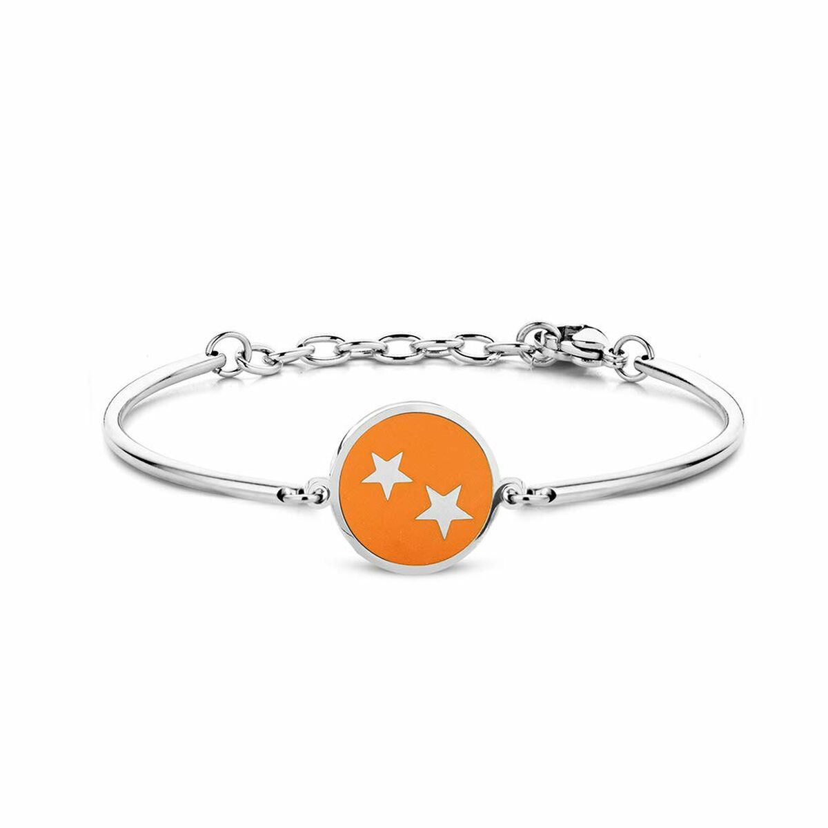 Detail van de zilverkleurige CO88 Collection armband met oranje stervormige bedel.