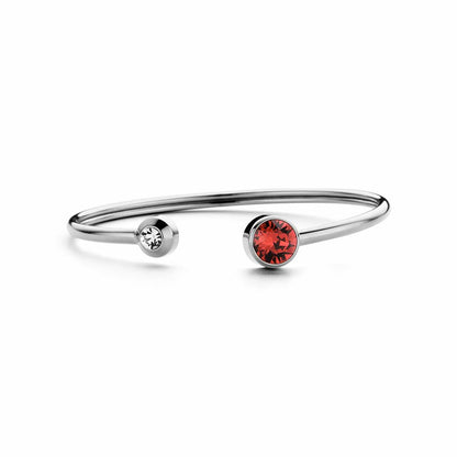 Detail van de CO88 Collection zilverkleurige armband met rode en transparante stenen.