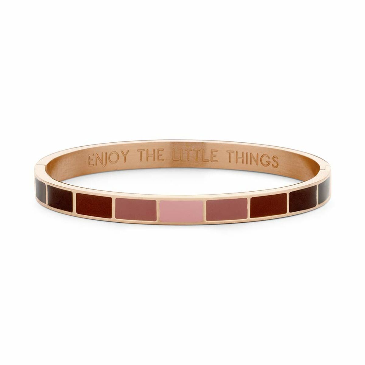 Detail van de CO88 Collection armband in roze goud met kleurrijke accenten en inscriptie.