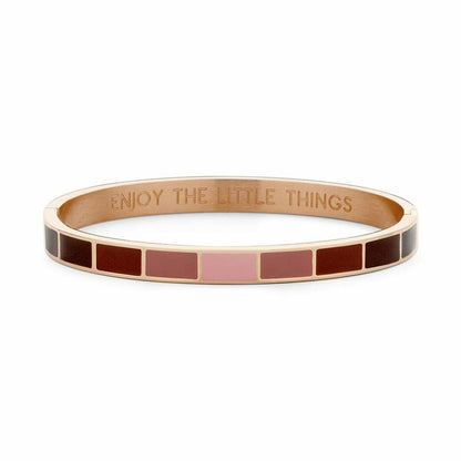 Detail van de CO88 Collection armband in roze goud met kleurrijke accenten en inscriptie.
