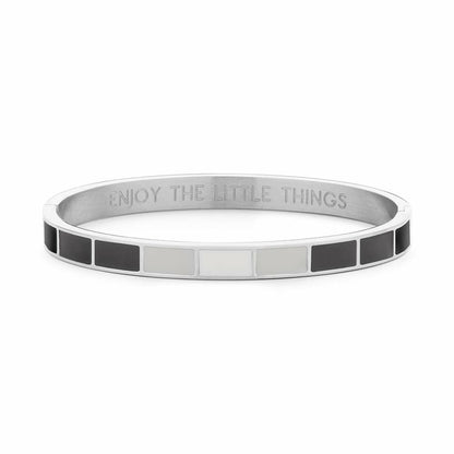Zijaanzicht van de zilverkleurige CO88 Collection armband met kleurrijke details.