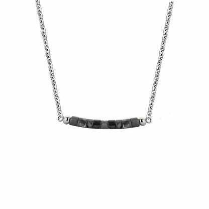 Close-up van de zilverkleurige CO88 Collection ketting met een elegante schakel en zwarte details.