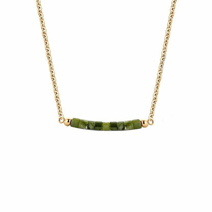 Detail van de CO88 Collection damesketting met groene stenen en gouden schakels.