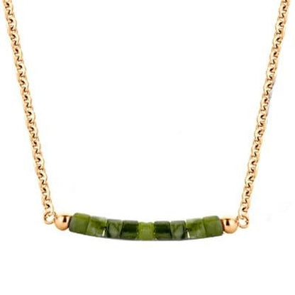 Gouden CO88 Collection damesketting met groene edelstenen en elegante afwerking.