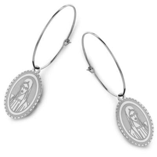 Zilverkleurige CO88 Collection oorbellen met elegante ovalen bedels en detail van een afbeelding.