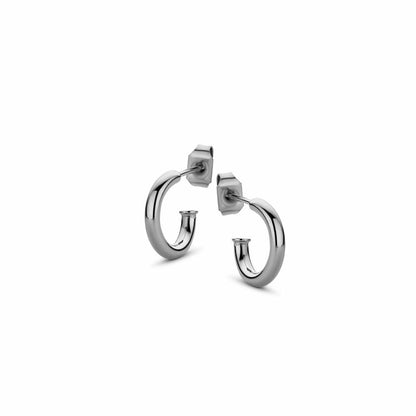Zijaanzicht van de zilverkleurige CO88 Collection oorbellen met elegant design.