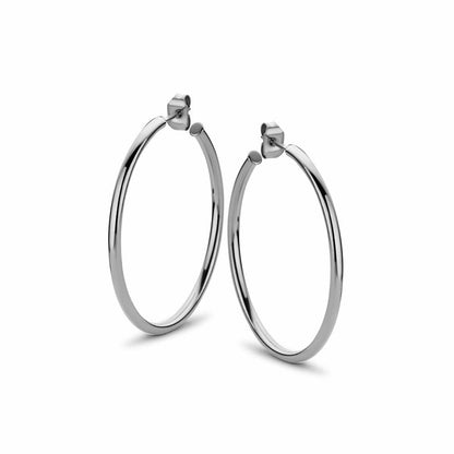 Zilverkleurige CO88 Collection oorbellen in een elegante ronde vorm, zijaanzicht.