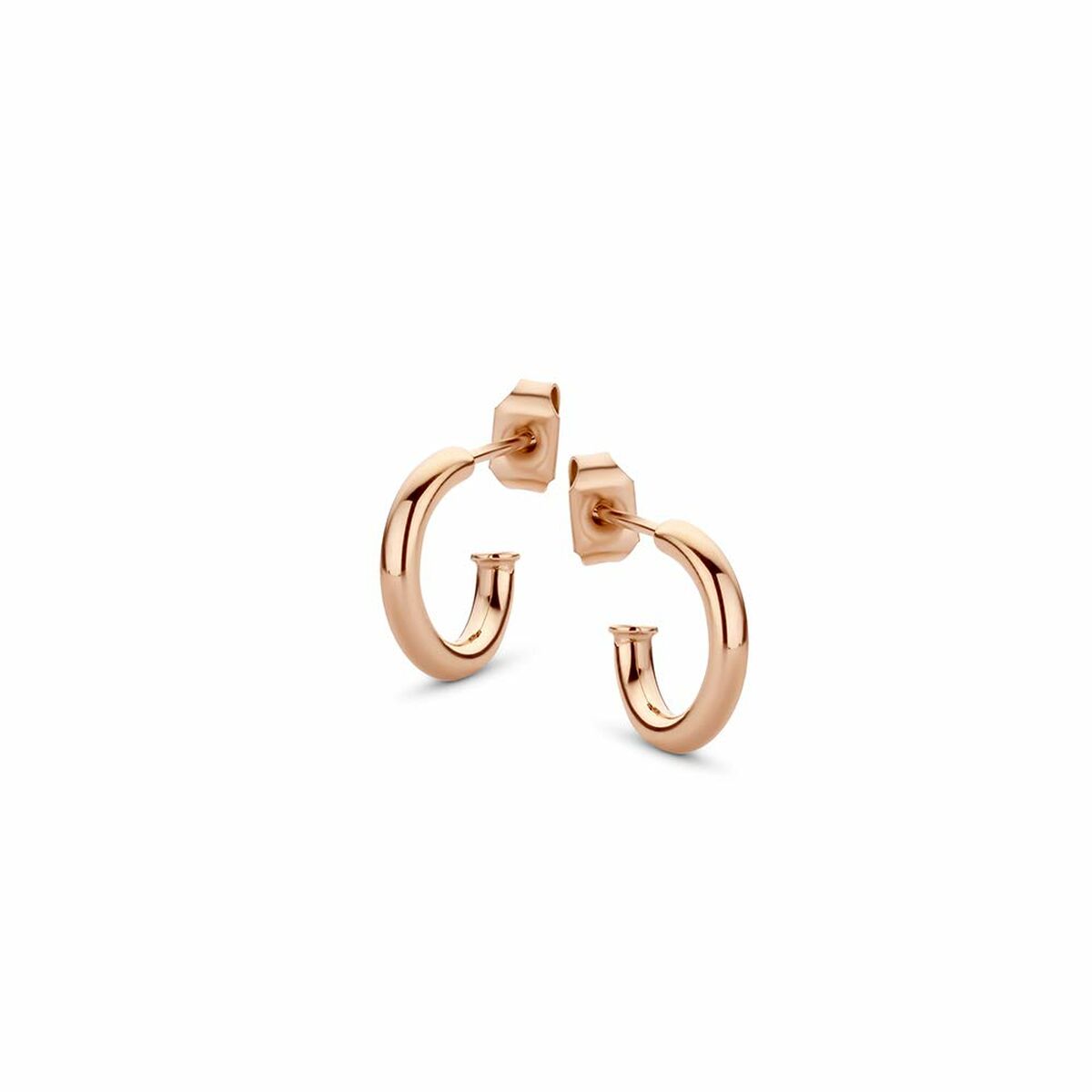 Zijaanzicht van de roségouden CO88 Collection oorbellen met elegante, afgeronde vorm.