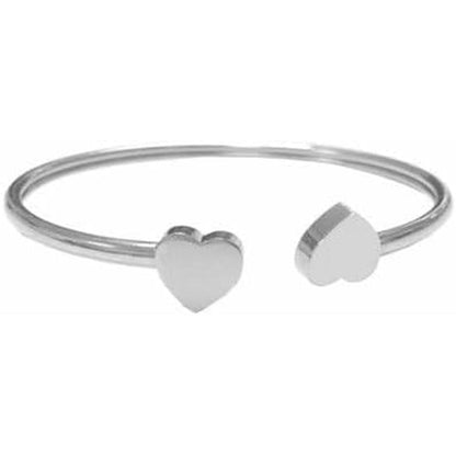 Close-up van de zilverkleurige CO88 Collection armband met hartvormige uiteinden.