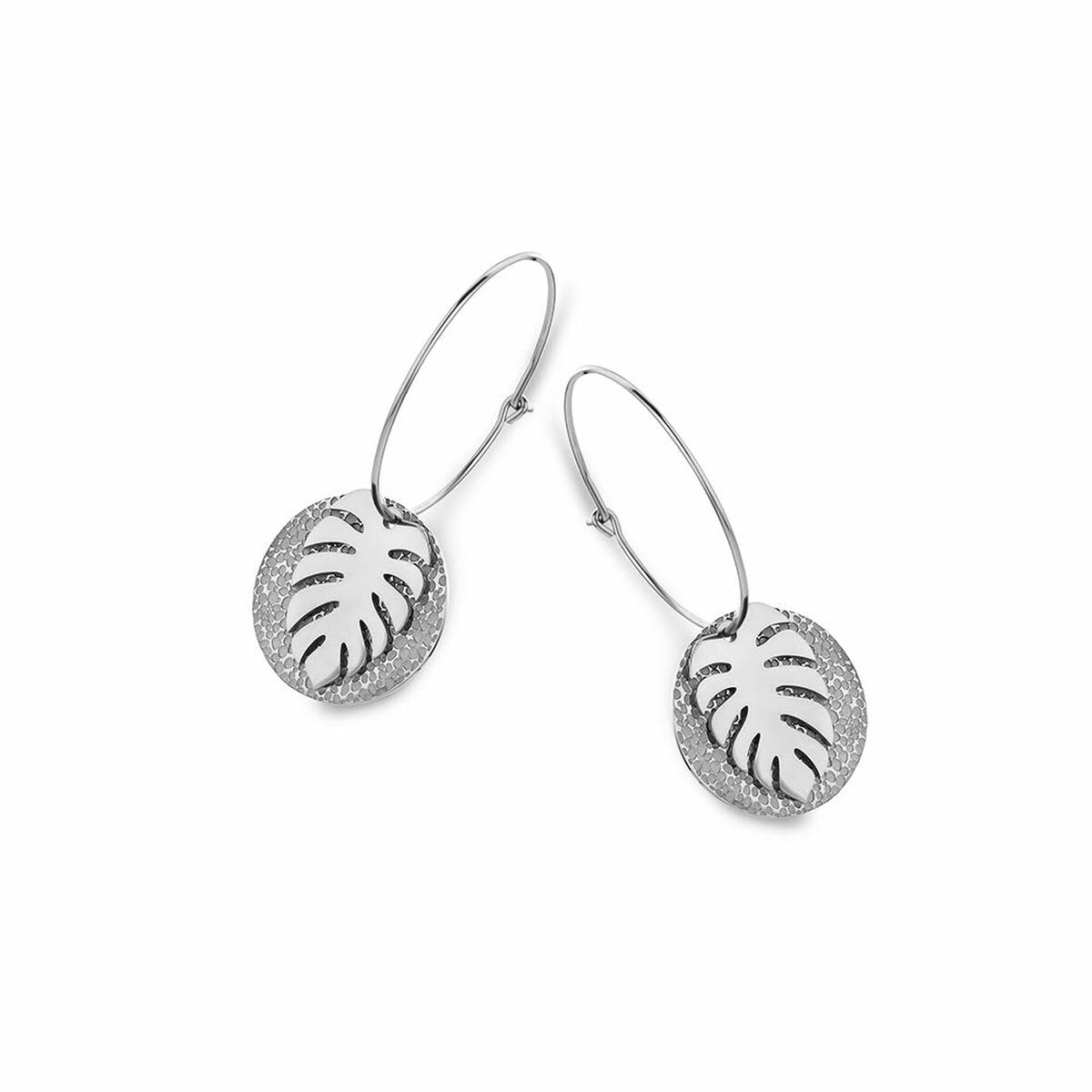 Zilverkleurige CO88 Collection oorbellen met bladmotief en ronde schijf, zijaanzicht.