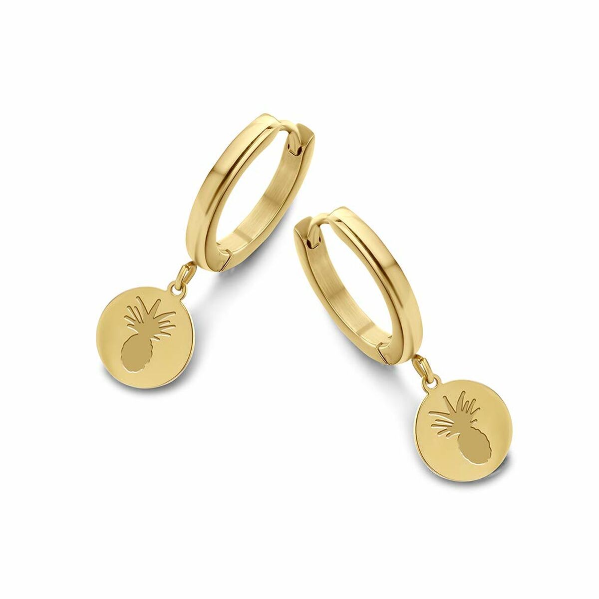 Detail van de gouden CO88 Collection oorbellen met een schattige ananas hanger.
