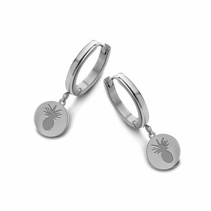 Zilverkleurige CO88 Collection oorbellen met hangende schijf en ananasdetail.