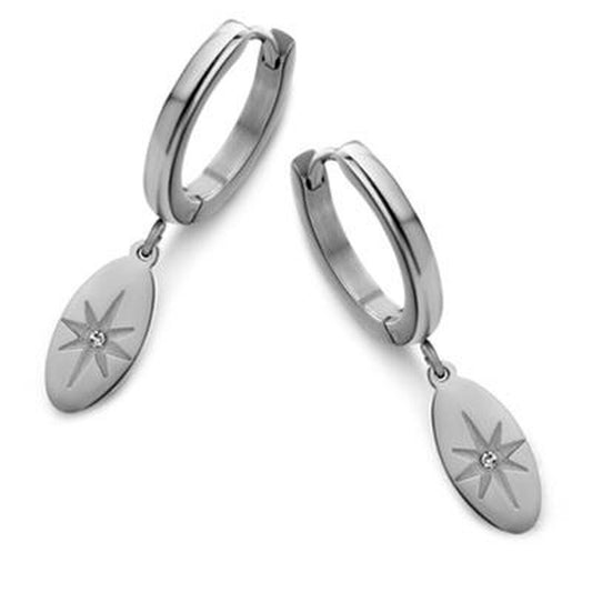 Zilverkleurige CO88 Collection oorbellen met elegante hangers en een strass-steentje.