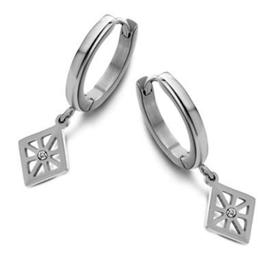 Zilverkleurige CO88 Collection oorbellen met elegante hangers en strass-steentjes.