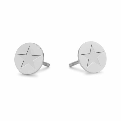 Detail van de zilverkleurige CO88 Collection oorbellen met sterpatroon.