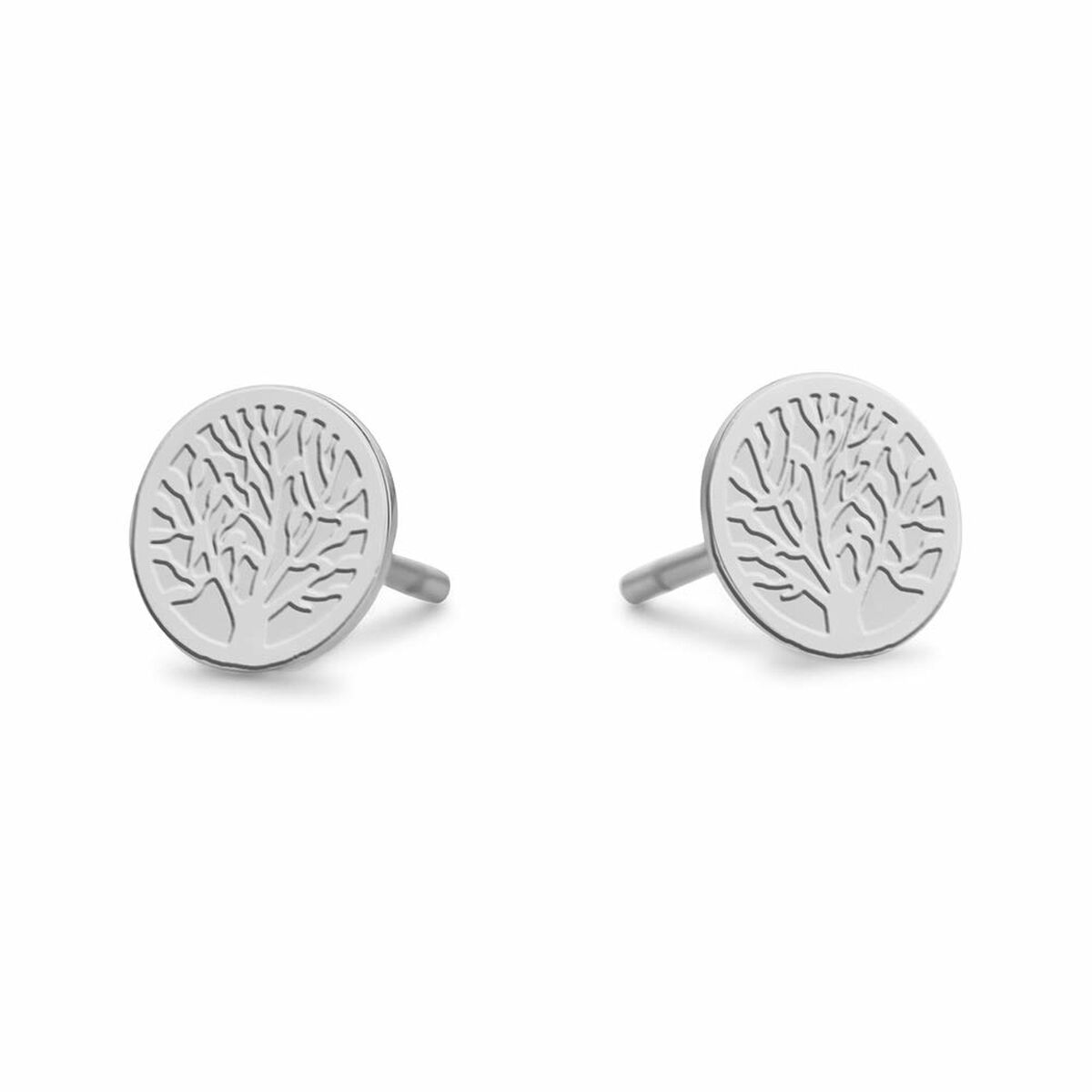 Detail van de zilverkleurige CO88 Collection oorbellen met boommotief in zijaanzicht.