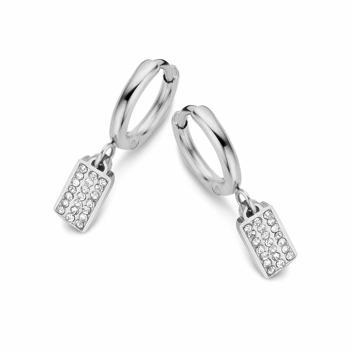 Zilverkleurige CO88 Collection oorbellen met strass details, zijaanzicht.