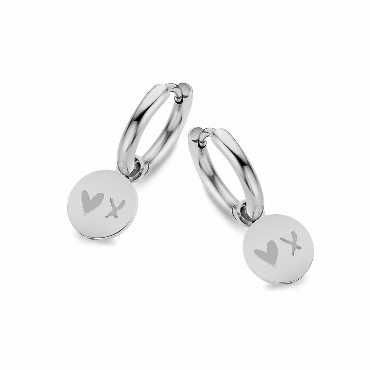 Zilverkleurige CO88 Collection oorbellen met ronde hangers en gravure, zijaanzicht.