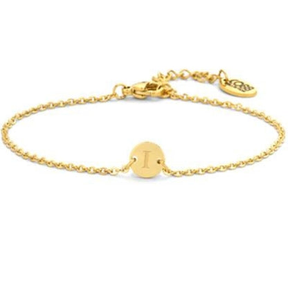 Gouden CO88 Collection armband met een tijdloos design en een elegante schijf met letter.