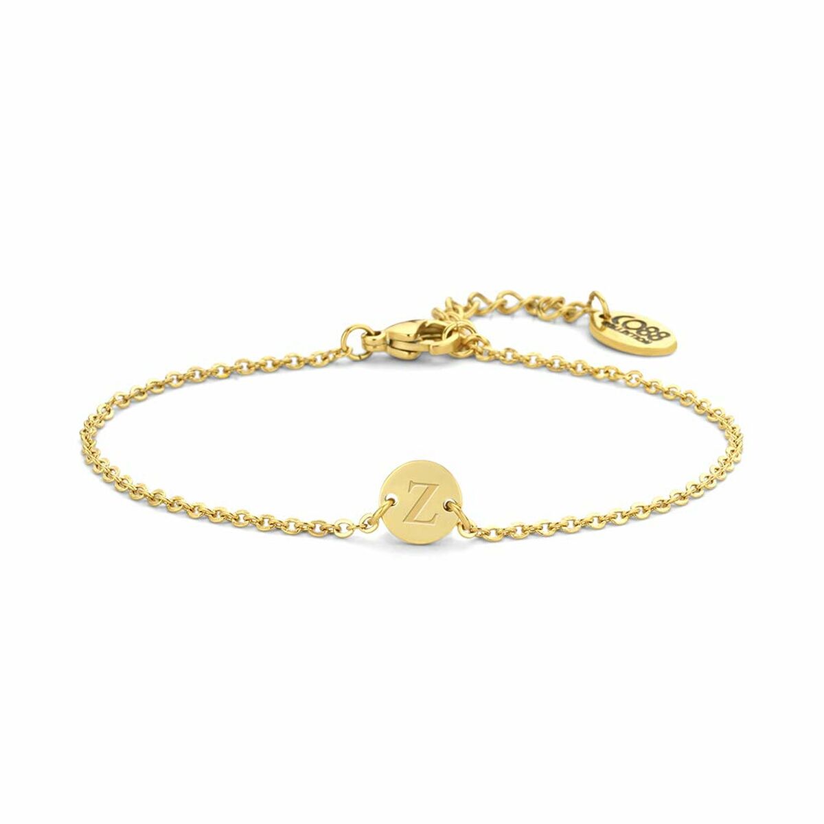 Detail van de gouden CO88 Collection armband met een initialen hanger in het midden.