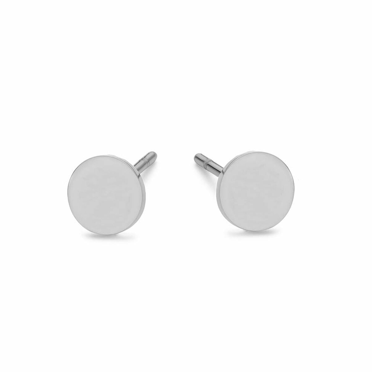 Detail van de zilverkleurige CO88 Collection oorbellen met een elegante, ronde vorm.