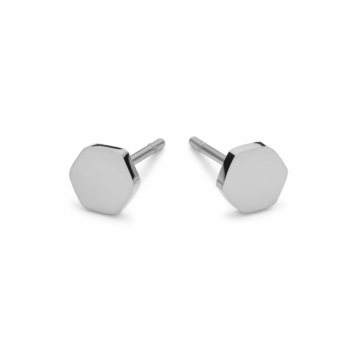 Close-up van de zilverkleurige CO88 Collection oorbellen met hexagonale vorm.