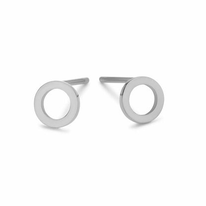 Detail van de zilverkleurige CO88 Collection oorbellen met een elegant, rond ontwerp.